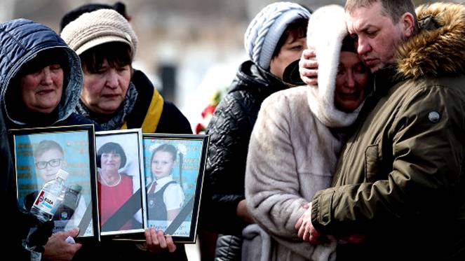 Естественное отчаяние: как помочь тем, на кого повлияла трагедия в Кемерово, если вы не психолог