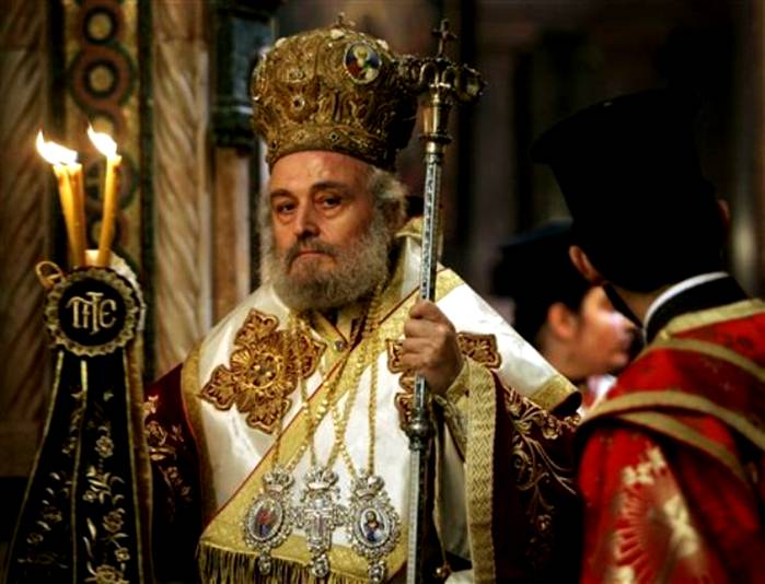 В бытность патриархом Иерусалимским Ириней настолько запутался в финансах, что был низвержен в простые монахи