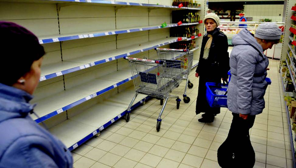 Украинцы скупают продукты и электронику из-за девальвации гривны ...