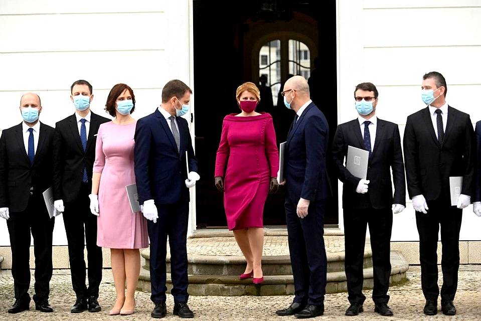 Image result for правительство Словакии принимает рапорт в масках и в перчатках