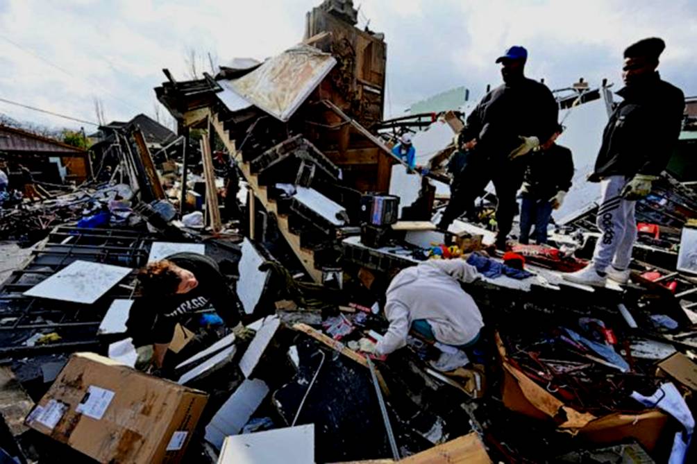 PHOTO: People try to salvage merchandise at Music City Vintage after a tornado hit eastern Nashville, Tennessee, March 3, 2020. (Harrison Mcclary/Reuters)