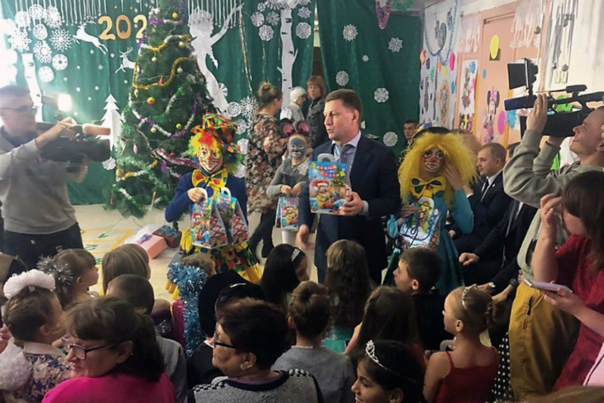 Губернатор Хабаровского края поздравил детей из села Соколовка с Новым годом