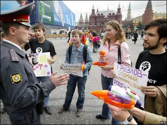 Члены молодежного движения ''Оборона'' разговаривают в центре Москвы с милиционером