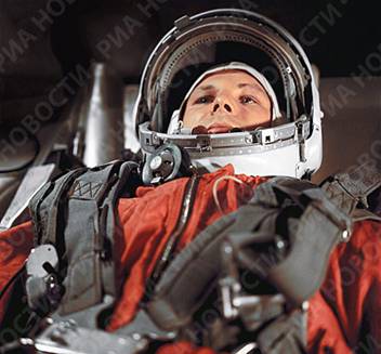 Юрий Гагарин в кабине космического корабля “Восток”. © РИА Новости.