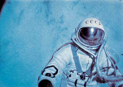 Алексей Леонов впервые совершил выход в открытый космос . © РИА Новости.