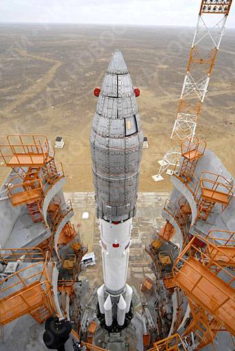 Установка на стартовый комплекс ракеты-носителя «Протон-М» . © РИА Новости. Фото Сергея Казака.