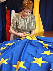Женщина работает над флагом ЕС