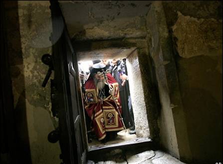 Греческий священник входит в храм Рождества в Вифлееме