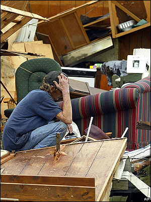 Житель города Илвингтон в Алабаме на развалинах своего дома
