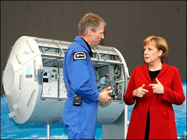 Астронавт Томас Рейтер продемонстрировал Ангеле Меркель макет космической лаборатории - модуля МКС, изготовленной в германском Бремене 