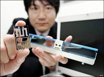 Инженер японской корпорации Casio демонстрирует новую разработку - топливную батарею для ноутбуков