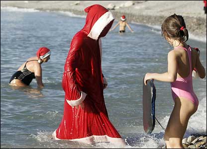 Мокрый мальчик в костюме Санта-Клауса