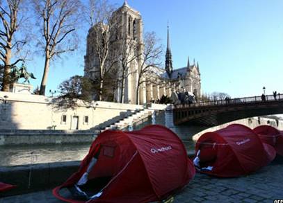 Члены ассоциации "Дети Дон Кихота" устроили палаточный городок для бездомных в Париже