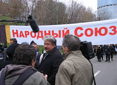 Глава "Народного союза" Сергей Бабурин в окружении журналистов