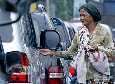 Власти Джакарты, столицы Индонезии, запретили просить милостыню, но эта бабушка, скорее всего, газет не читает