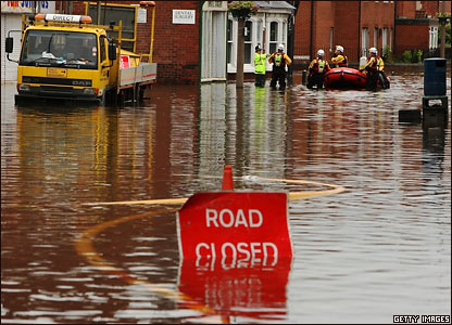 А Англия уже две недели страдает от ливней и наводнений