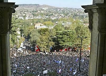 Митингующие у здания парламент - 2 ноября 2007 г.