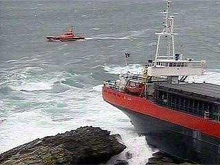 В Испании шторм выбросил на скалы огромное судно