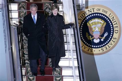 Президент США Джордж Буш и его жена Лора