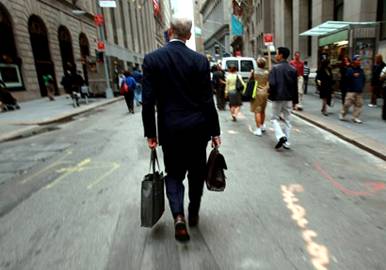 Спокойствие на Уолл-стрит в Нью-Йорке обманчиво; в понедельник индекс Dow Jones упал там на 770 пунктов