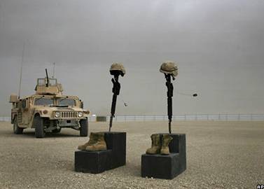 Личные вещи двух американских пехотинцев, погибших в результате взрыва  на юге Афганистана, выставлены на траурной церемонии в их честь