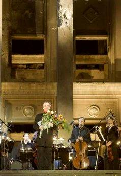 Russia&#39;s most famous conductor Valery Gergiev receives flowers ...