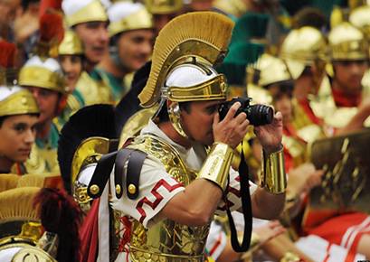 Римский воин с фотоаппаратом? Жители испанского города Матаро в такой одежде пришли на встречу в Папой Римским