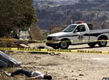 Полицейская машина и тело убитого, Тихуана (04/10/2008)