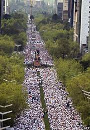 Тысячи демонстрантов вышли на центральный проспект Мехико