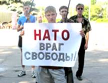 Жители Крыма блокируют корабль НАТО. Американцы планируют прорвать блокаду ночью