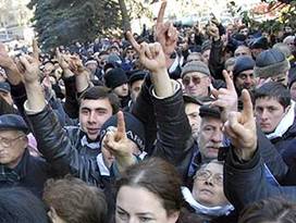 Один из митингов оппозиции в Тбилиси. Фото AFP.