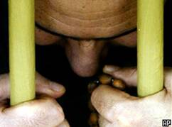 Заключенный тюрьмы Абу-Грейб в Ираке (архивное фото)