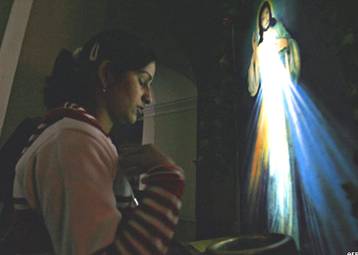 Индийская девушка молится в Соборе святого сердца в Дели; христиане в Индии составляют чуть более 2% населения