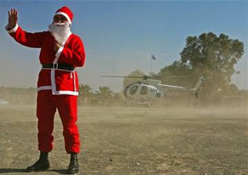 Санта-Клаус, прибывший на вертолете ООН, приветствует греческих и турецких детей на Кипре