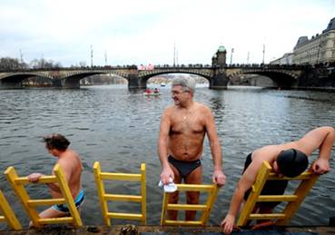 В Праге прошел традиционный рождественский заплыв через Влтаву