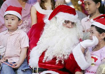 Санта-Клаус с детьми в универмаге в столице Малайзии Куала-Лумпур