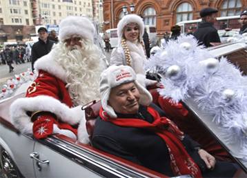 Мэр Москвы Юрий Лужков в сопровождении снегурочки и Деда Мороза проехался по улицам города