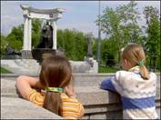 Девочки у памятника Александру II
