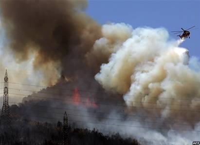 Вертолет на тушении лесного пожара в Греции