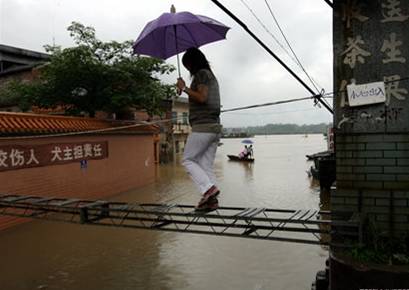 На юге Китая большие территории затоплены в результате сильных ливней
