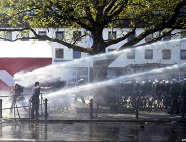 В Ульме на юге Германии полиция применила против демонстрантов водометы