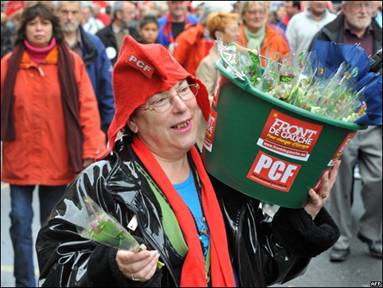 Женщина продает ландыши на демонстрации в Бардо