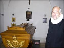 Священник Йенс Арендт в усыпальнице императрицы Марии Федоровны в Дании