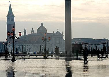 Площадь Сан-Марко в Венеции по-прежнему покрыта водой