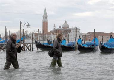 В Венеции - наводнение; вода поднялась на более чем 1,5 метра