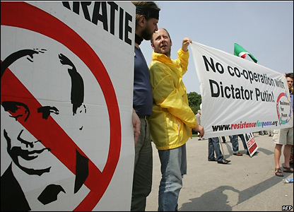 Демонстрация протеста против визита президента России в Австрию