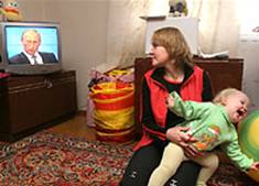 Женщина смотрит выступление премьер-министра Владимира Путина