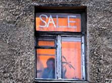 Окно с надписью "Sale" ("Продается")