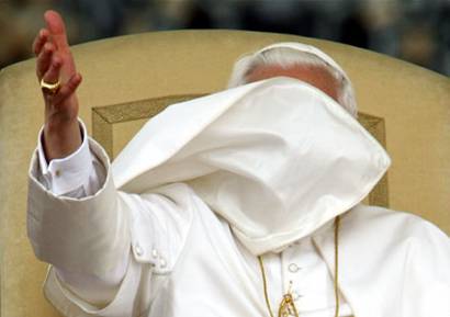 Папа Римский Бенедикт XVI также попросил лидеров "Большой восьмерки" увеличить помощь развивающимся странам