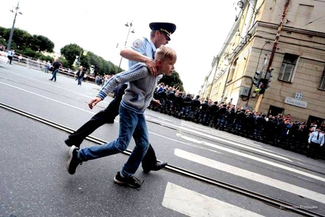 В Санкт-Петербурге во время акции протеста против пенсионной реформы задержали 10-летнего школьника 02